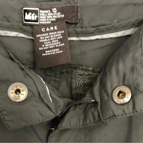 REI Women’s Measured Outdoor Hiking Vented Cargo Shorts - Picture 6 of 8